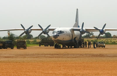 This photo shows containers being offloaded by Sudanese army soldiers from an Antonov aircraft onto military trucks at the military apron of El Geneina airport (file/ Amnesty)