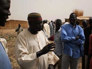 George Puok Dhiel briefing returnees about challenges facing them at the port in Benitu, Unity state, May 22, 2012 (ST)