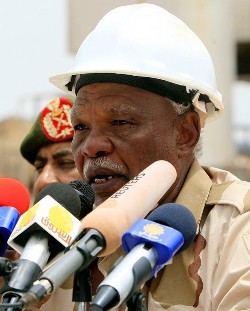 Sudanese Oil Minister Awad Ahmad al-Jaz speaks to the press at the Heglig oil facility on May 2, 2012 (AFP)