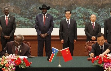 South Sudan President Salva Kiir Mayardit (centre L) and his Chinese counterpart Hu Jintao (centre R) attend a signing ceremony at the Great Hall of the People in Beijing April 24, 2012 (Reuters)