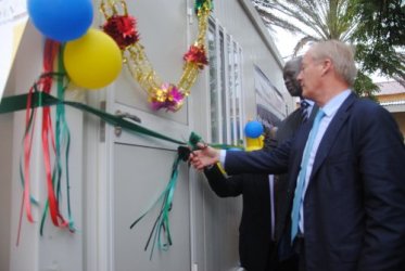 Lars Thunell, IFC’s CEO cuts a tape to officially open the one-stop shop investment center in Juba, May 12, 2012 (ST)