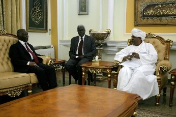 FILE - Sudanese President Omar al-Bashir (R) meets with Chief African Union mediator and former South African president, Thabo Mbeki (L) in Khartoum on April 6, 2012 (AFP)