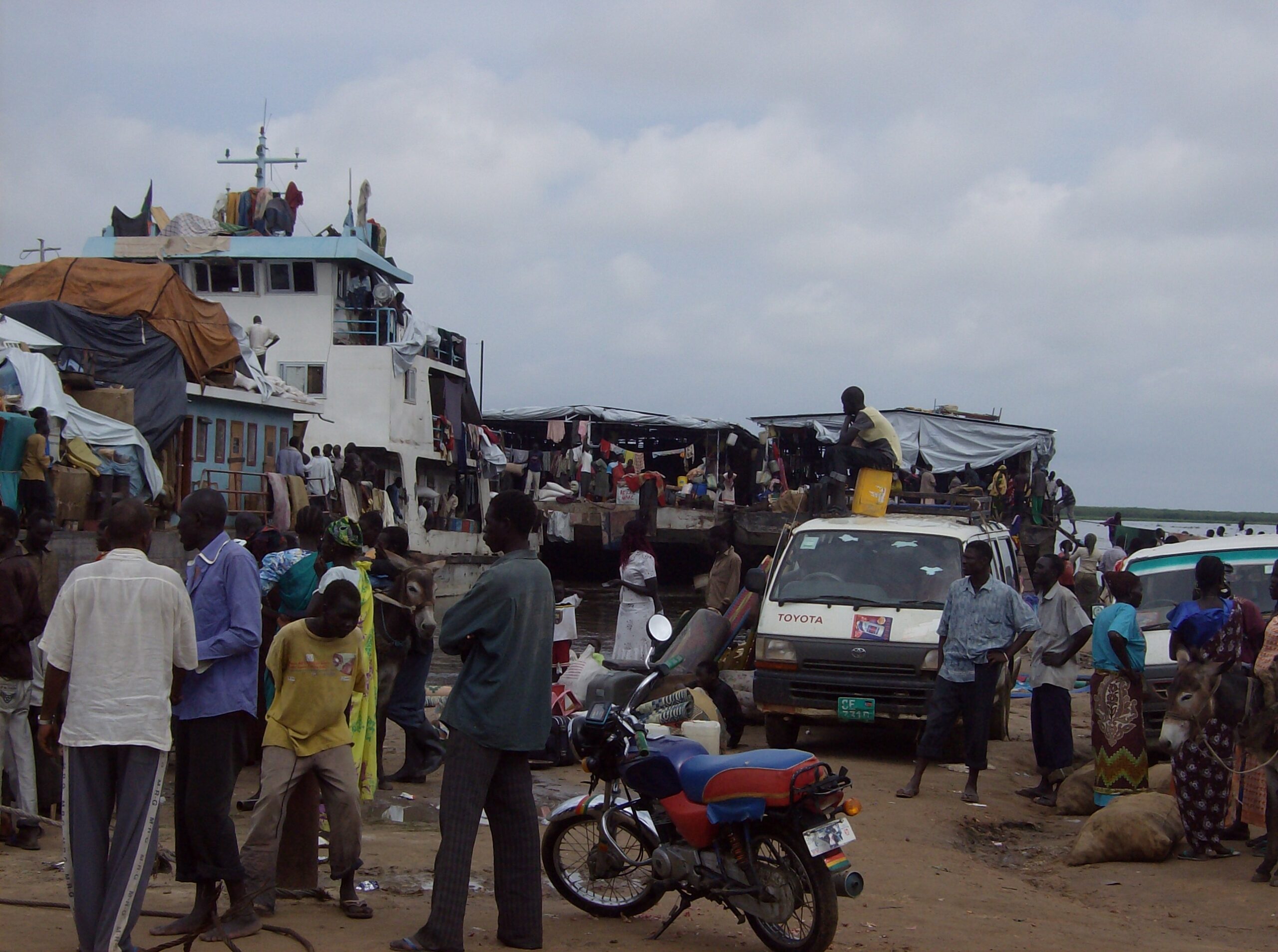 Ship arrives in in Bor, Jonglei State carrying over 2,000 people from Kosti in Sudan's White Nile State (ST)