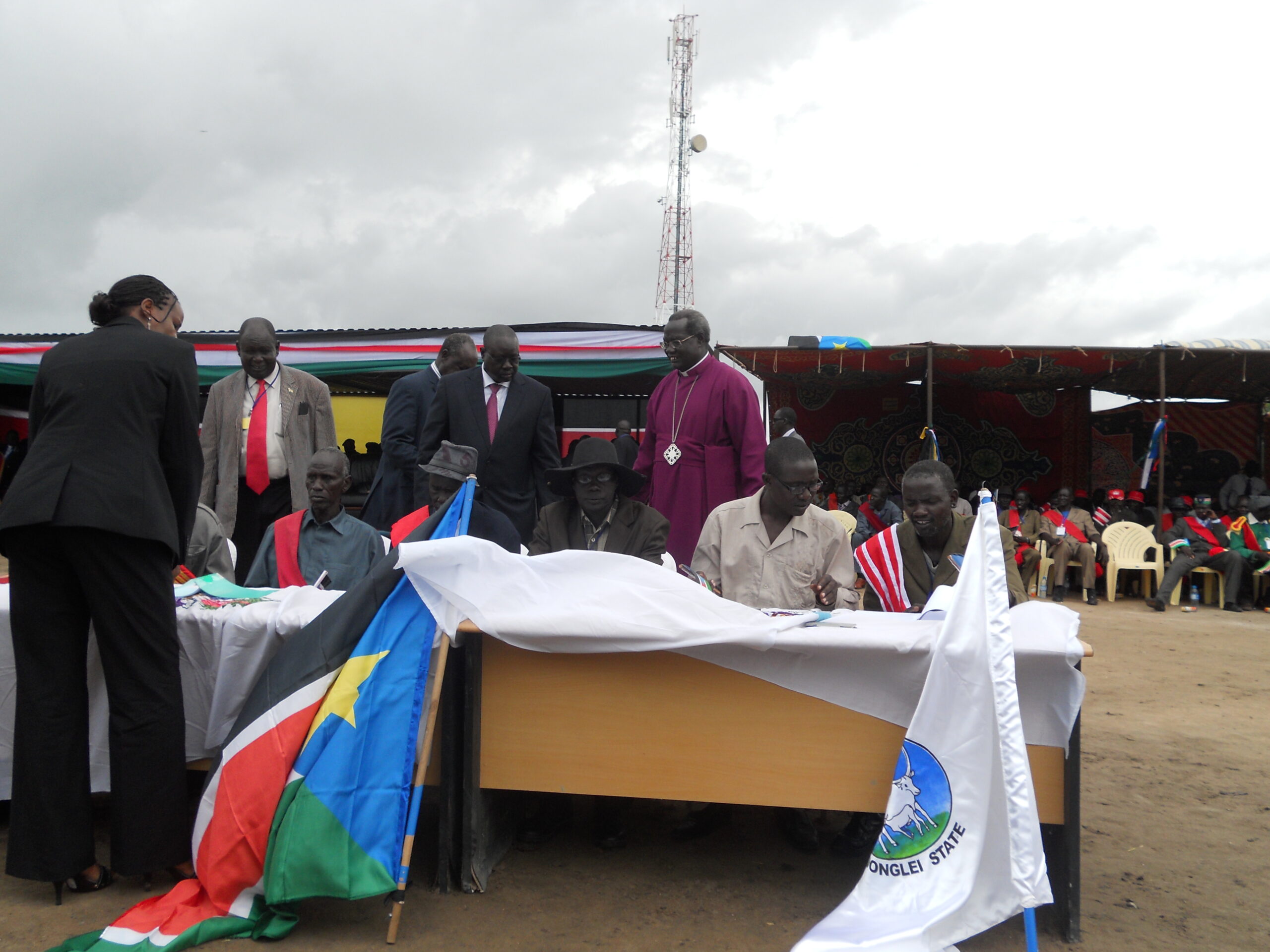 Chiefs being assisted to sign the peace deal in Bor, May 5, 2012 in Bor (ST)