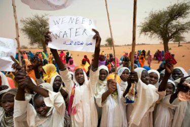 Girls hold a banner calling to provide Forgo civilians with water on 30 May 2012 (Photo Albert Gonzalez Farran- UNAMID)
