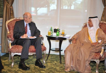 Qatari Deputy Prime Minister Ahmed bin Abdallah al-Mahmoud  meets with the US Senior Adviser for Darfur, Dane Smith in Doha on Monday 28 May (photo QNA)