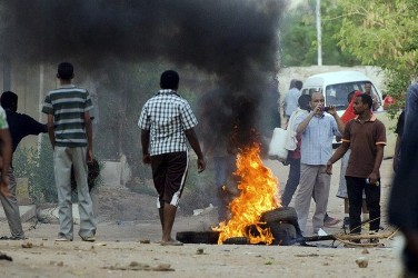 متظاهرون يحرقون اطارات في احد شوارع الخرطوم في 22 يونيو الماضي