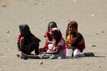 Refugee girls play during a visit by UN High Commissioner for Refugees Antonio Guterres to the Shagarab Eritrean Refugees camp at Kassala in East Sudan January 12, 2012. (Reuters)