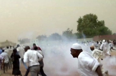 متظاهرون يهربون من القنابل المسيلة للدموع التي القاها البوليس عليهم امام مسجد ودنوباوي في يوم الجمعة 6 يوليو 2012