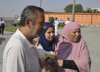 Egyptian journalist Shaimaa Adel (C) is surrounded by her parents after arriving at Cairo airport July 16, 2012. (Reuters)