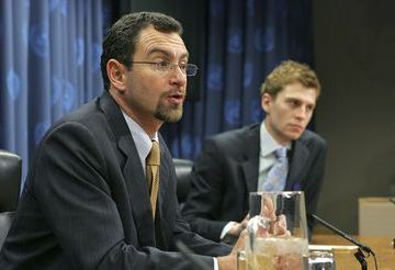 Toby Lanzer (left), addresses reporters when he was UN Humanitarian Coordinator to the Central African Republic on 28 February 2008 (Photo : UN)