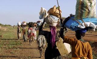 Dislpaced families flee fighting in Abyei (AFP)