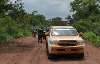 The first convoy of vehicles carrying ministers arrives in Ramciel from Juba by road, July 29, 2012 (ST)
