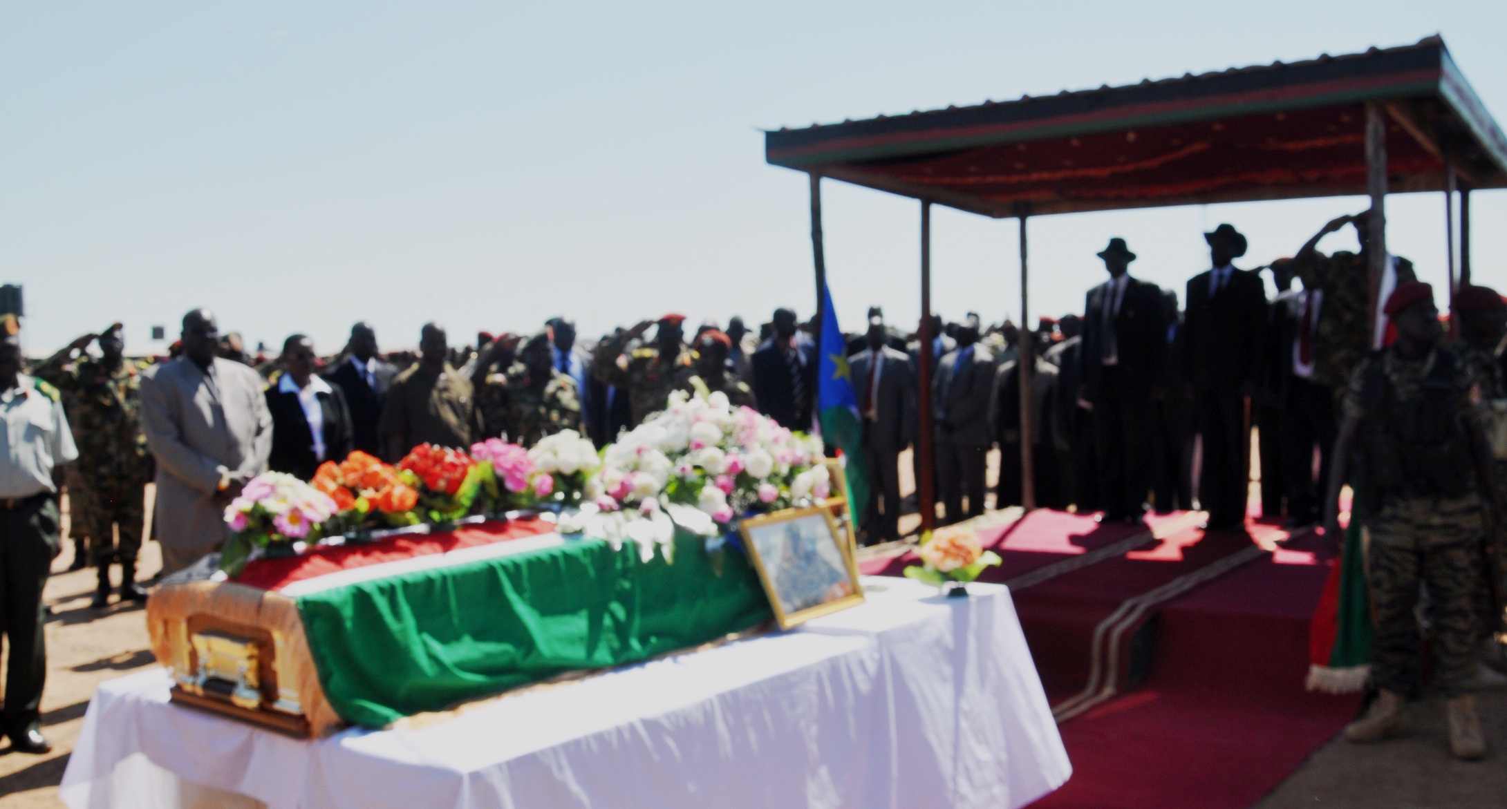 South Sudan President Salva Kiir, his deputy, Riek Machar, ministers and SPLA generals pay their last respects to the late Gen. Paulino Matip at the miltary headquarters in Bilpam, near Juba. 24 August 2012 (ST)