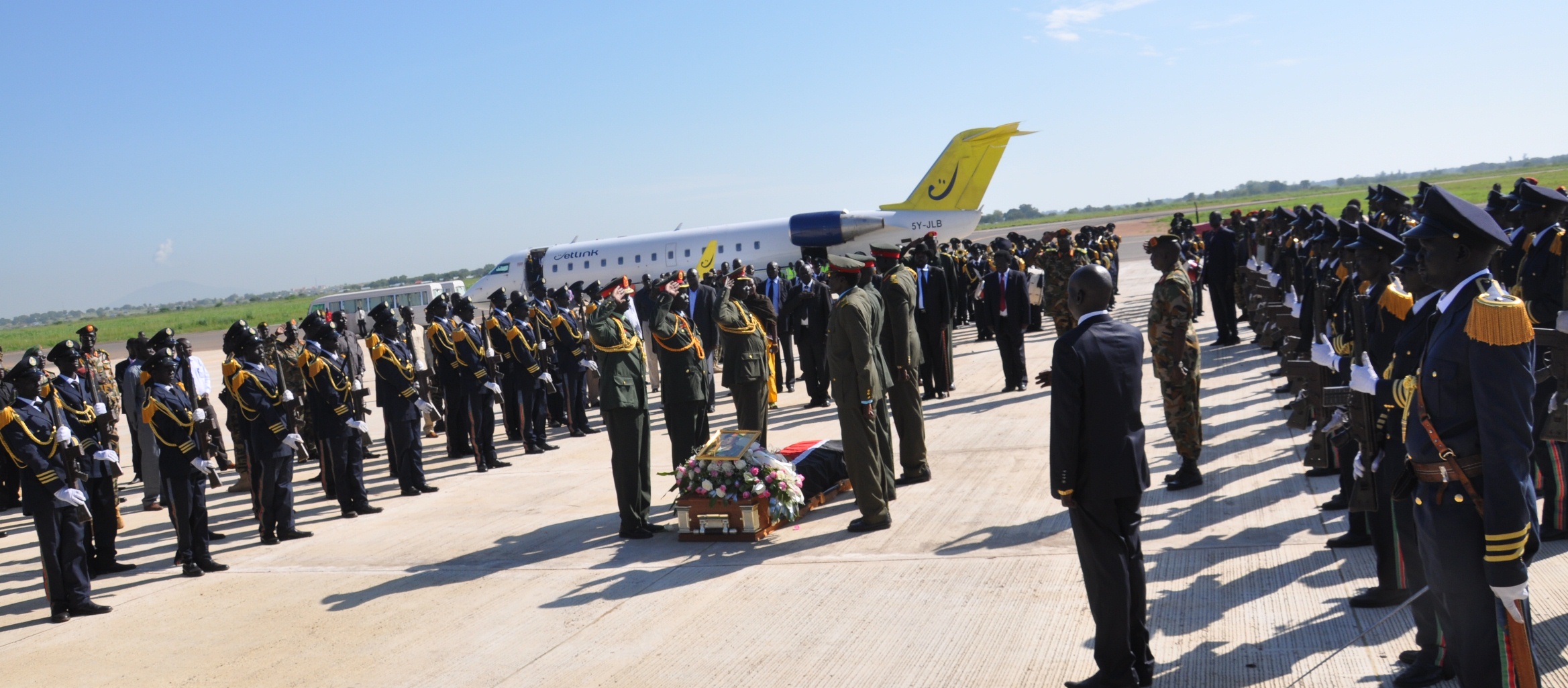 South Sudanese troops salute the coffin of late Gen. Paulino Matip at the Juba International Airport shortly after its arrival from Nairobi, Kenya on 24 August 2012. (ST)