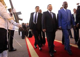 نائب الرئيس السوداني علي عثمان لدى استقباله رئيس الوزراء المصري الزائر هشام قنديل بمطار الخرطوم يوم الاربعاء 19 سبتمبر - رويترز