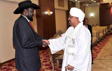 Sudanese President Omar al-Bashir ( L) shakes hands with his South Sudanese counterpart Salva Kiir  in Addis Ababa on 14 july 2012 (SUNA)