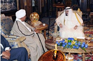 Saudi King Abdullah (R) meets Sudan's president, Omer Hassan al-Bashir, in Riyadh on 9 March 2012 (Photo: Reuters/Saudi Press Agency)