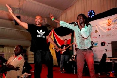 Emmanuel Jal (R) sings alongside legendary singer 