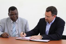 South Sudan's deputy minister of justice, Paulino Wanawila(L) and Toby Lanzer, the UNDP Resident Representative, 6 April, 2012 (UNDP/M.Nowak)