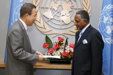 Daffa-Alla Elhag Ali Osman (right), new Permanent Representative of the Republic of the Sudan to the United Nations, presents his credentials to Secretary-General Ban Ki-moon. 13 August 2010 (photo UN)