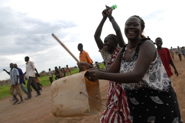 Members of the Ngok Dinka celebrating the rule of arbitration tribunal over Abyei boundary on 22 July 2009 (photo UNMIS)