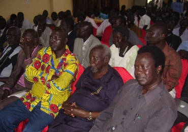 Aweil community leaders and politicians listen to speakers at consultative meeting over demilitarised zone, Juba, October 11, 2012 (ST)