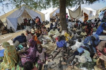 FILE - Residents who fled fighting in South Kordofan gather outside UN offices in the state (AP PHOTOS)