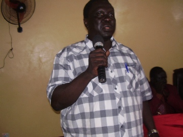 Hussein Abdel Bagi Ayii Akol, a former advisor in the Northern Bahr el Ghazal State government speaking at an Aweil community meeting in Juba. 11 Oct. 2012 (ST)