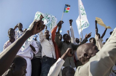 Protestors outside the parliament in Juba, October 15, 2012 (Reuters)