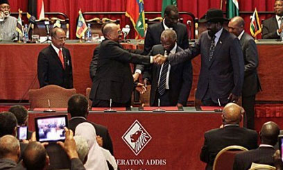 South Sudan president, Salva Kiir (right)  shakes hands with President Omer al-Bashir after the signing of the Cooperation Agrement in Addis Ababa on 27  Sept 2012 (AFP)