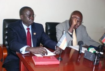 William Deng Deng, DDRC Chairperson (R) flanked by his deputy, Majur Mayor Machar at the press briefing in Juba, October 19,  2012 (ST)