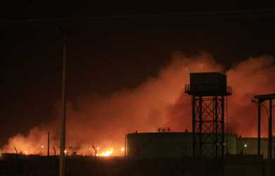 صورة للهب المتصاعد من مصنع اليرموك بعد القصف الجوي الذي تعرض له في 23 اكتوبر 2012 (رويترز)