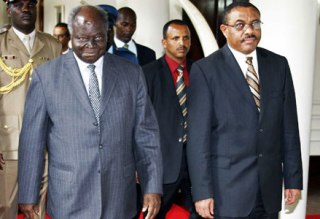 President Mwai Kibaki (C) and Ethiopian Prime Minister Hailemarian Dessalegn (R) at State House in Nairobi on November 21, 2012. (PHOTO / PRESIDENTIAL PRESS SERVICE  PPS)