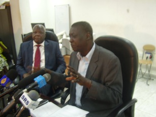 Luka Biong (right) speaks at a press conference as Edward Lino (left) listens on in Juba, South Sudan on 15 May 2012 (ST)