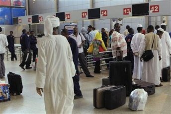 FILE PHOTO - Passengers queue to check-in at Khartoum's international airport September 13, 2012. REUTERS/Mohamed Nureldin Abdallah