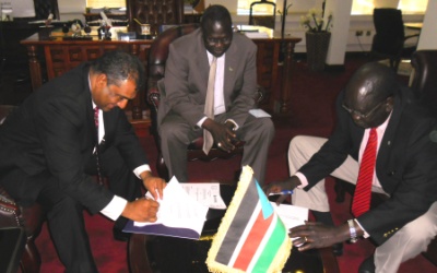 Peace Commission chairperson, Chuol Rambang and ACCORD chairperson Vasu Grounder, sign MoU in the presence of VP Riek Machar in Juba on 28 Nov. 2012 (ST)