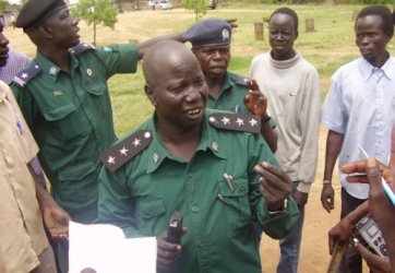 Police captain Barnaba Mamer speaking to media at Juba Day Secondary, October 31, 2012 (ST