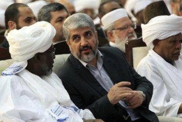 Sudan's Vice President Al-Haj Adam Youssef (L) talks to Hamas Leader Khaled Meshaal during the 8th General Conference of Sudanese Islamic Movement in Khartoum November 15, 2012 (Reuters)