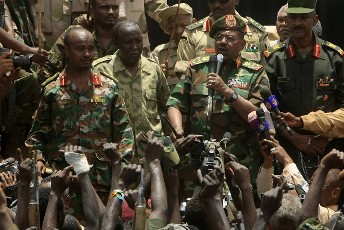 Sudanese President Omar al-Bashir addresses military soldiers in Heglig April 23, 2012 (REUTERS)