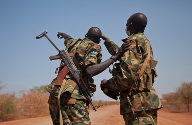 SPLA soldiers pointing towards a circling Sudanese Antonov in Heglig on April 17, 2012 (file/Getty)