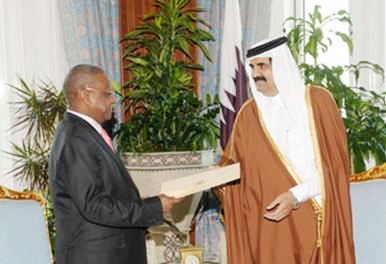 Director of Sudan’s National Intelligence and Security Services Mohamed Atta Al-Mawla Abbas handing letter from president Omer Al-Bashir to the Emir of Qatar Hamad bin Khalifa Al-Thani in Doha December 23, 2012 (QNA)