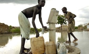 Displaced children in Jonglei fetch water using a submerged hand pump following flooding (UN)