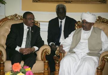 President Omer Al-Bashir meets with the Ethiopian PM Hailemariam Desalegn on 26 December 2012 (SUNA)