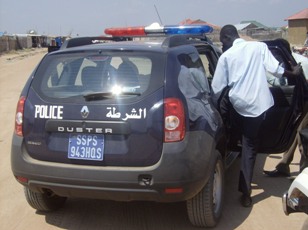 South Sudan police from the Buluk area of Juba putting the driver of the Gurtong reporters's car into a police van. (Photo: Gurtong)