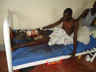 Patai Kai, lies on a bed in Payinjiar Hospital after he was shot in his leg during the 6 December attack on Makur village, Panyajiar County, Lakes State, South Sudan, 7 December 2012 (ST) 7 December 2012 (ST)