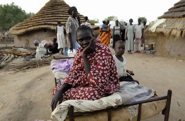 People displaced by fighting in Abyei in southern Sudan wait for assistance and aid supplies in the village of Agok May 18, 2008. (Reuters)