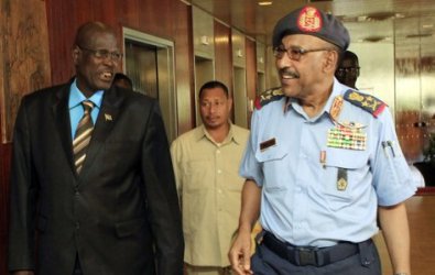 Sudan's Defence Minister Abdel Rahim Mohamed Hussein (R) arrives with his counterpart John Kong Nyuon of South Sudan before a news conference in Khartoum December 10, 2012. (Reuters)