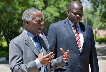 Thabo Mbeki (L) and Pagan Amum (R) walk out of a closed-door session of talks in Juba, South Sudan on May 21, 2012. (photo Getty)