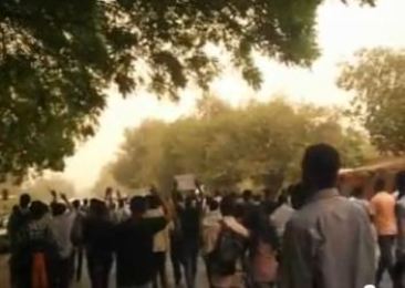 طلاب جامعة الخرطوم في مظاهرة تعود لشهر يونيو 2012